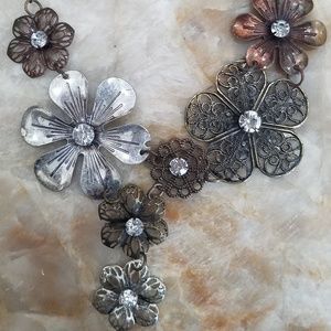 UNIQUE METAL FLOWER DESIGN NECKLACE